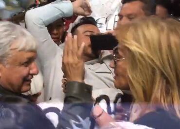 Adela Micha da efusiva bienvenida a AMLO en aeropuerto de Durango