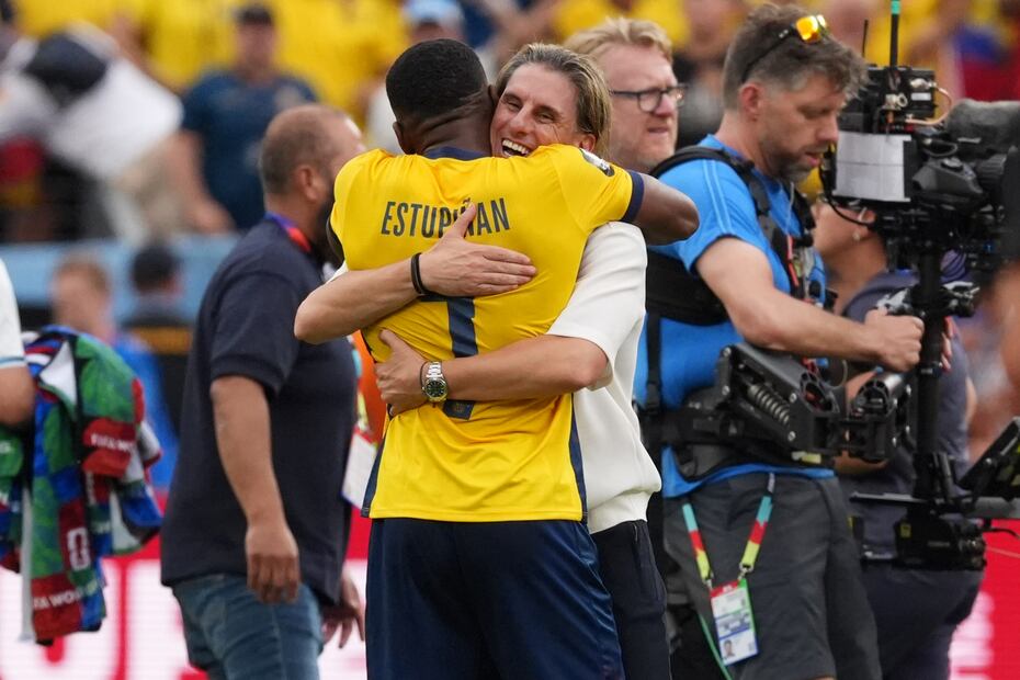 El seleccionador de Ecuador, Sebastian Beccacece celebra con Pervis Estupiñán en la victoria de Ecuador ante Alemania, durante la Fase de Grupos del Mundial de 2026 - Foto: EFE