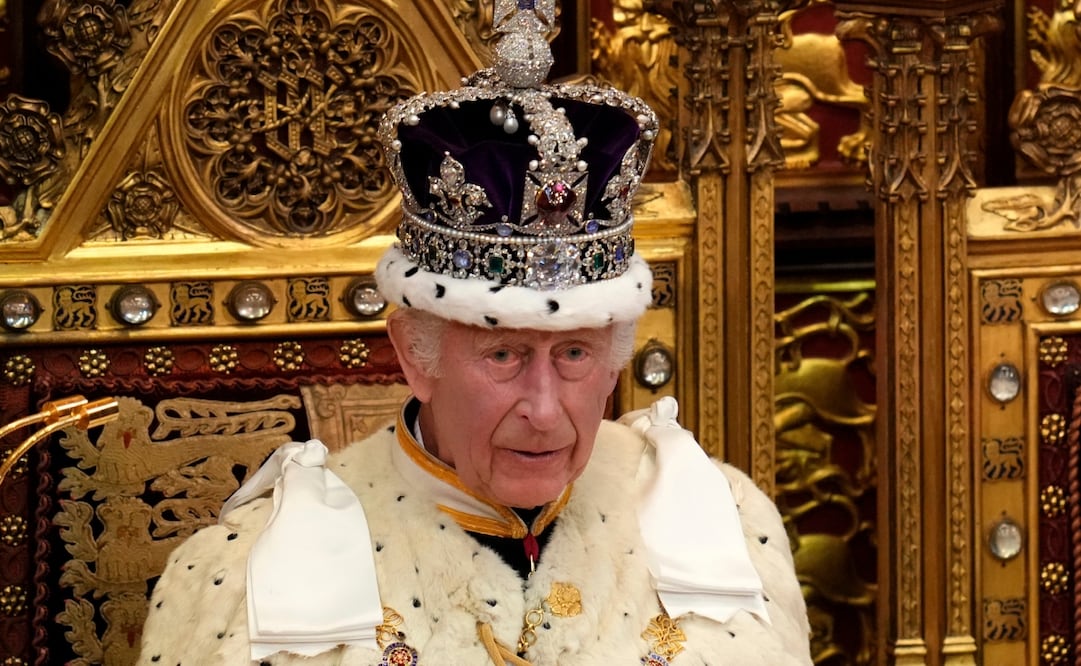 El rey Carlos III, con la Corona Imperial del Estado, durante a la inauguración estatal del Parlamento en la Cámara de los Lores, Londres, en julio de 2024. Foto: AP