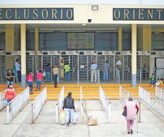 Se amparan 738 presos para no ir a penales federales