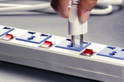 Los electrodomésticos que nunca deberías conectar a un multicontacto