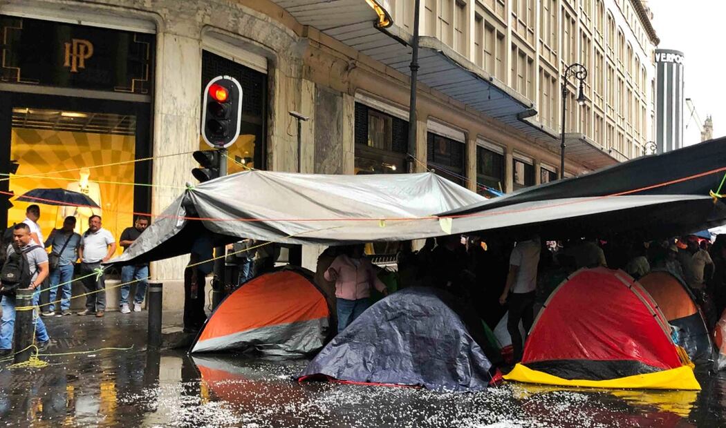 Plantón de maestros de la CNTE en la plancha del Zócalo y calles aledañas dificultan la circulación de peatones en el Centro Histórico de la Ciudad de México, el jueves 22 de mayo de 2025. Foto: Diego Simón Sánchez/EL UNIVERSAL