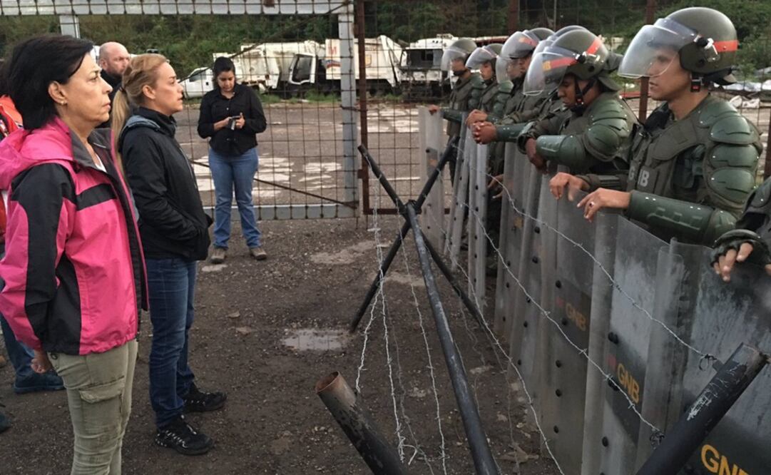 Lilian Tintori y Antonieta de López, esposa y madre respectivamente del opositor encarcelado Leopoldo López pasaron la noche afuera de la cárcel militar de Ramo Verde (Foto: EFE)