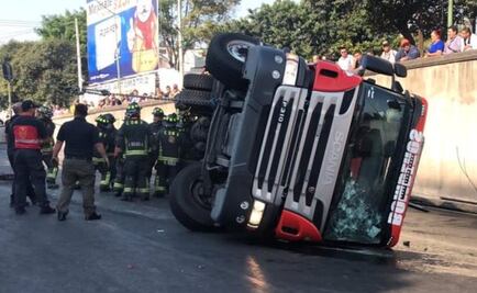 Vuelca pipa de bomberos en Eje 6; reportan 2 lesionados
