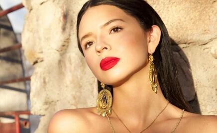 Ángela Aguilar enamora con playera Smiley y jeans acampanados