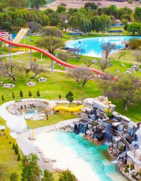 Balneario El Oasis: aguas termales y toboganes por 150 pesos