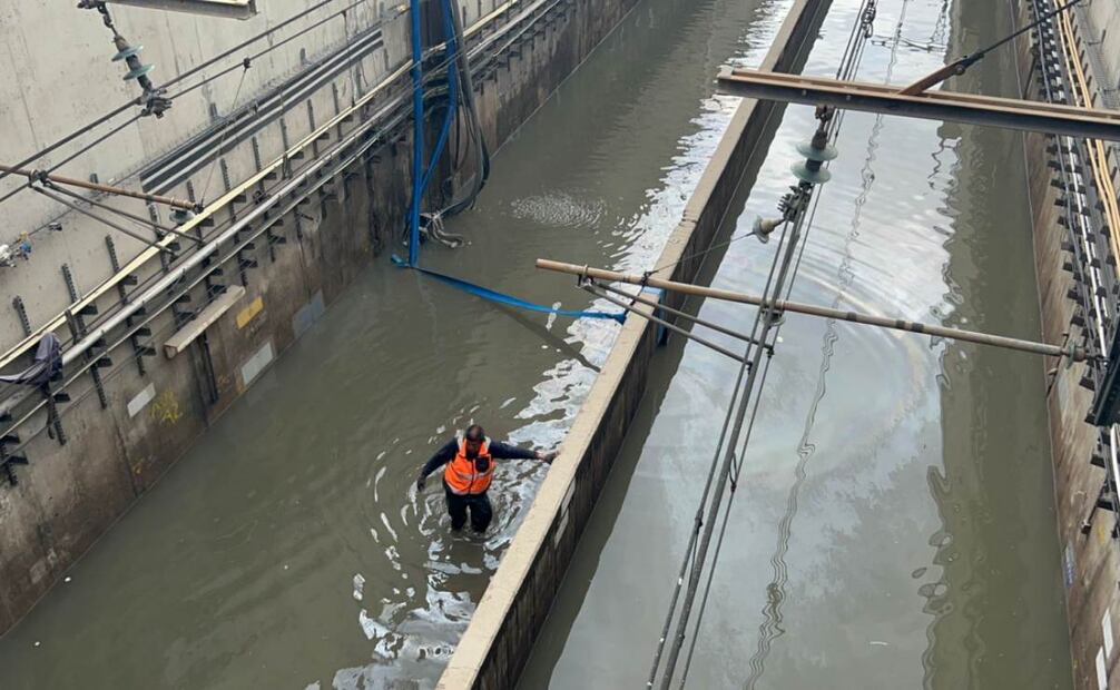 Equipo del Metro intenta eliminar el agua acumulada tras intensas lluvias (15/09/2025). Foto: Especial