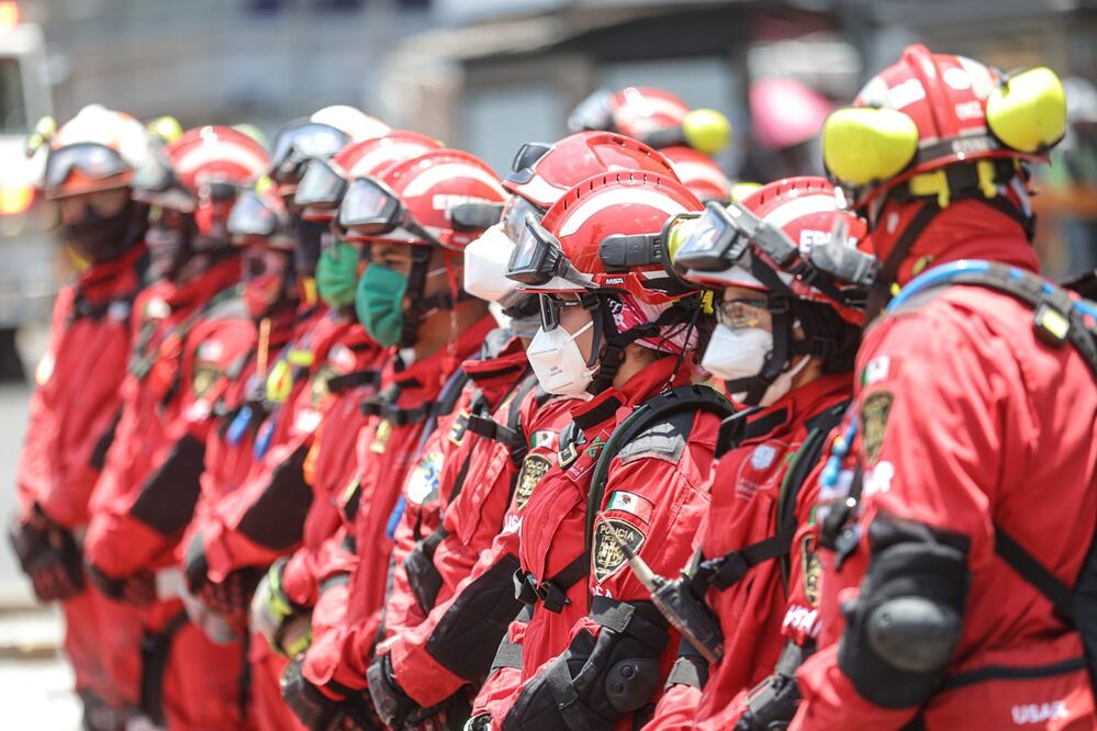 Personal del Escuadrón de Rescate y Urgencias Médicas (ERUM) participó en ejercicios de rescate del Simulacro Nacional 2025. Foto: Gabriel Pano/ EL UNIVERSAL