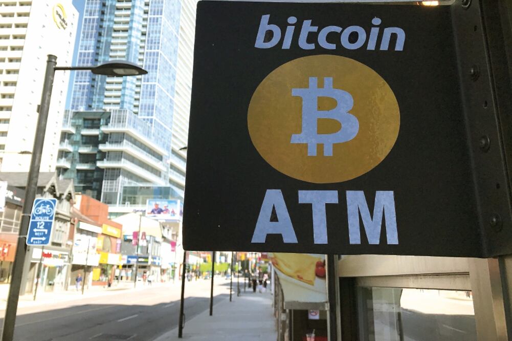 Revisión. Una de las obligaciones con la regulación será divulgar entre usuarios los riesgos de operaciones con activos virtuales (ARCHIVO EL UNIVERSAL)