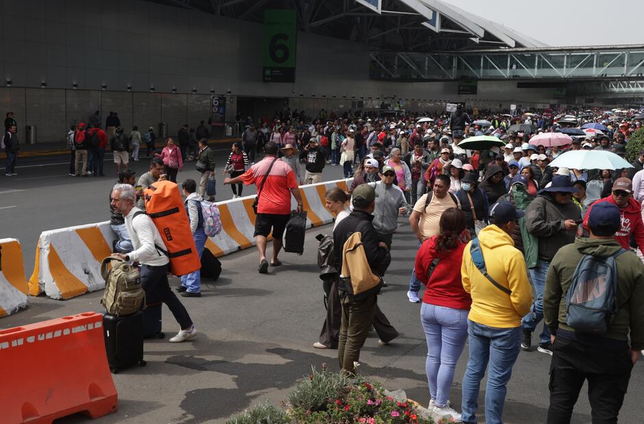 Cientos de integrantes de la CNTE bloquearon las terminales 1 y 2 del Aeropuerto Internacional de la CDMX. (Foto: Carlos Mejía/EL UNIVERSAL)
