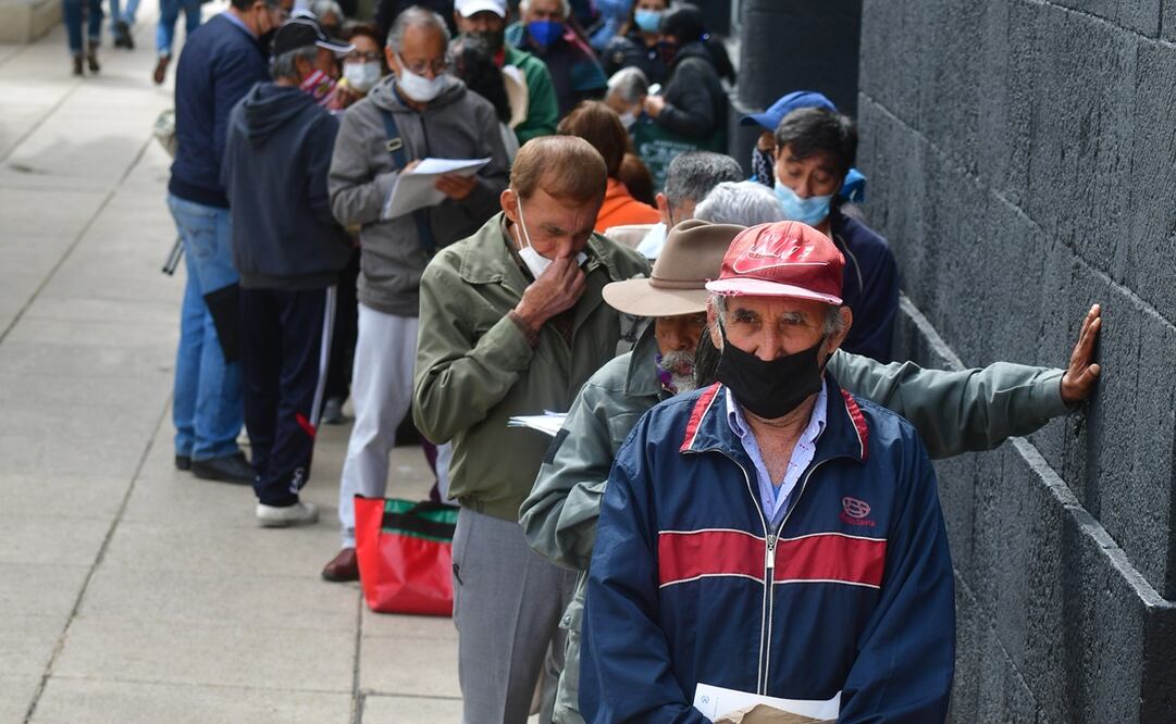 Los adultos mayores se formaron desde las cinco de la mañana sobre Paseo de la Reforma, a la espera de poder iniciar o concluir la entrega de documentos para recibir el apoyo para personas de la tercera edad. Fotos: Hugo García. EL UNIVERSAL
