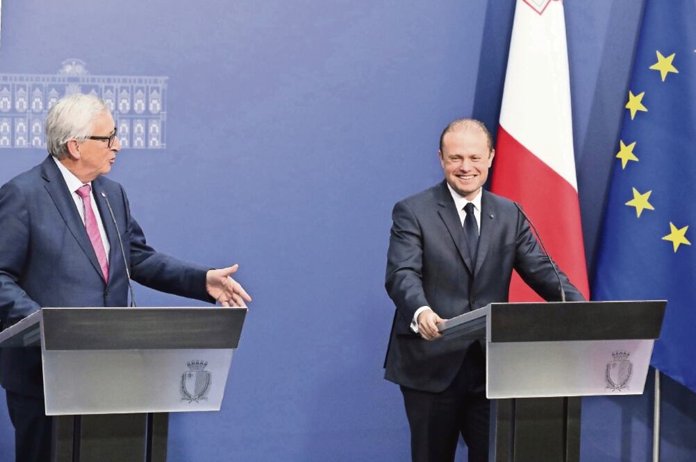 El presidente de la Unión Europea, Jean-Claude Juncker (izq.), en rueda de prensa ayer con el premier de Malta, Joseph Muscat, en Valeta. (DOMENIC AQUILINA. EFE)