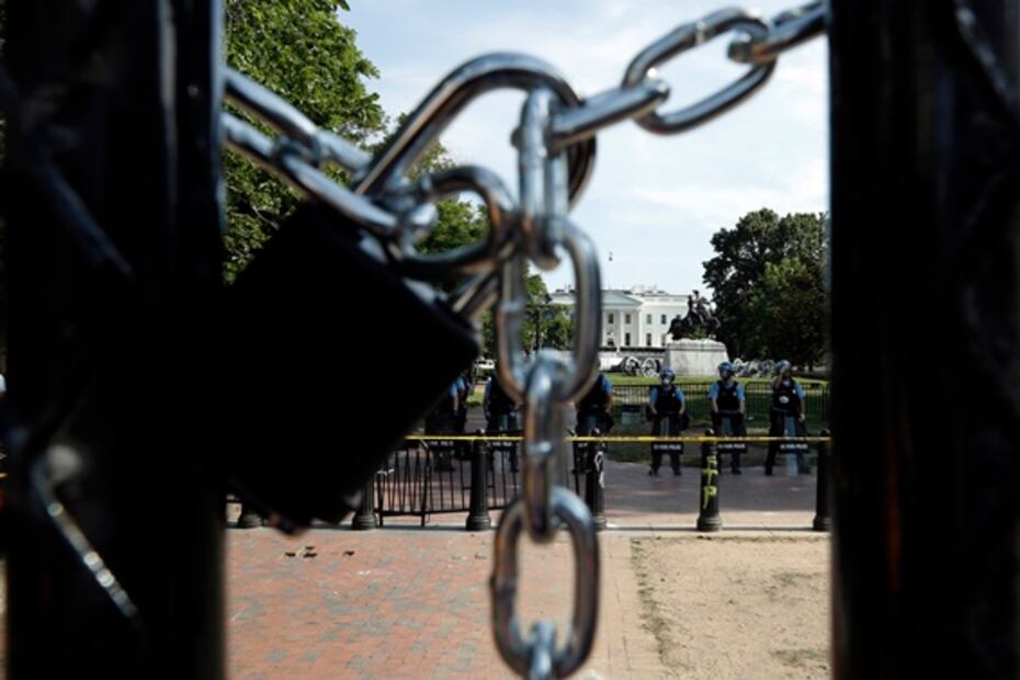 Manifestantes permanecen en calles de Washington minutos antes del toque de queda
