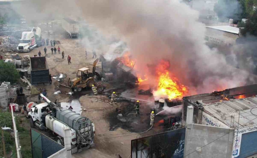 Con el apoyo de varias pipas de agua proporcionadas por el OPDAPAS, el fuego fue extinguido de manera efectiva. Foto: Especial