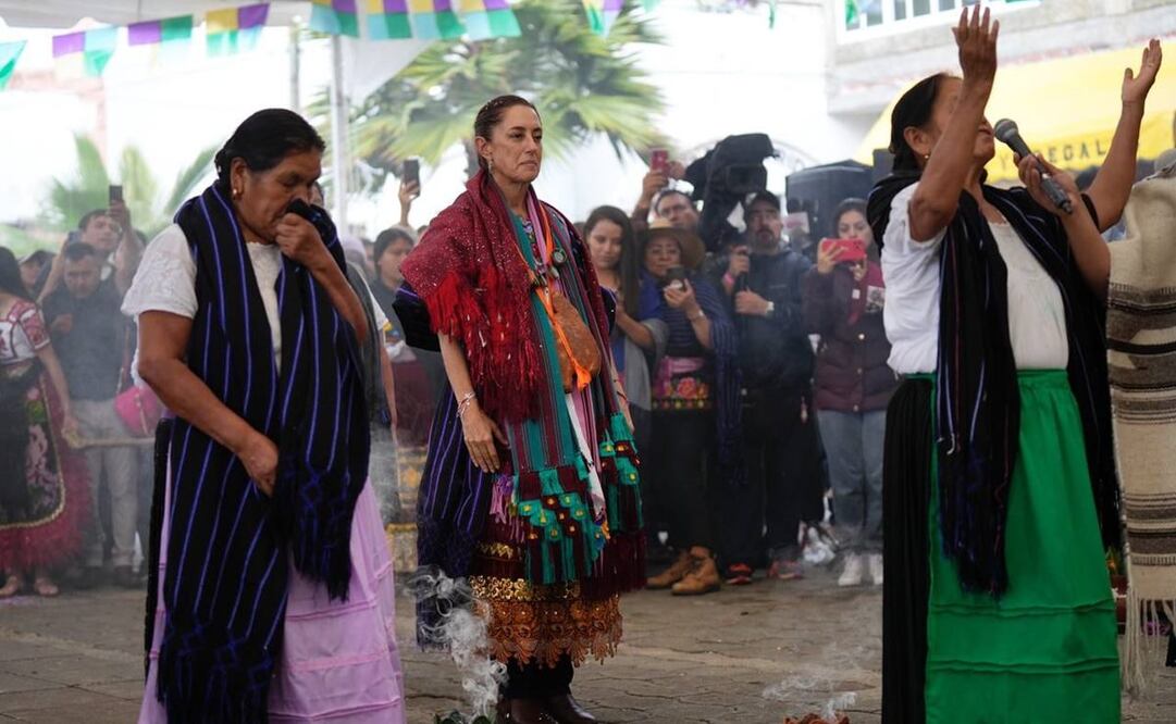 Mujeres de la comunidad purépecha en Cheranástico Michoacán acompañan a Claudia Sheinbaum. Foto: Especial