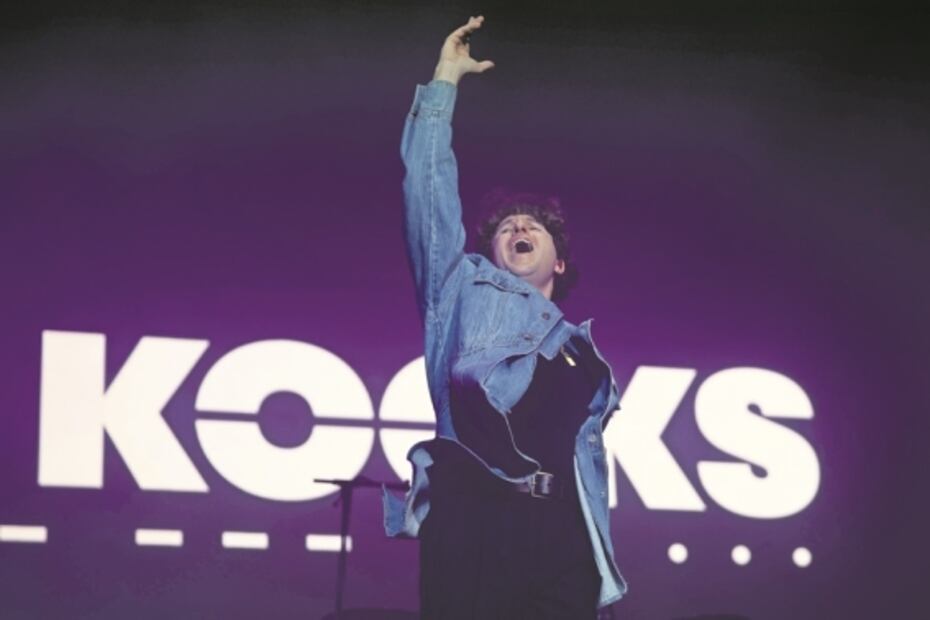 Arctic Monkeys coronan reencuentro rockero de ensueño