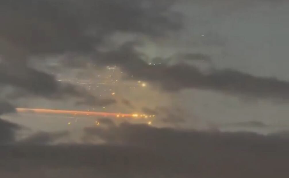 Lograron recuperar con éxito el propulsor de la primera etapa, que descendió de manera precisa y fue atrapado por los brazos mecánicos de la torre de lanzamiento en Boca Chica, Texas. (16/01/25) Foto: X @realcamtem