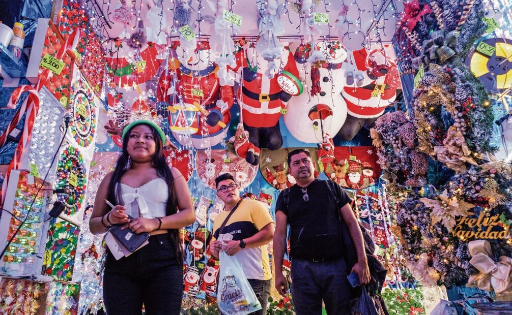 Ayer, el secretario de Gobierno, César Cravioto, señaló que hay una petición de algunas personas dueñas de bodegas, cuya mercancía se quedó adentro, a quienes se les permitirá sacarla, siempre que cumplan con la normatividad. Foto: Yaretzy M. Osnaya archivo / EL UNIVERSAL