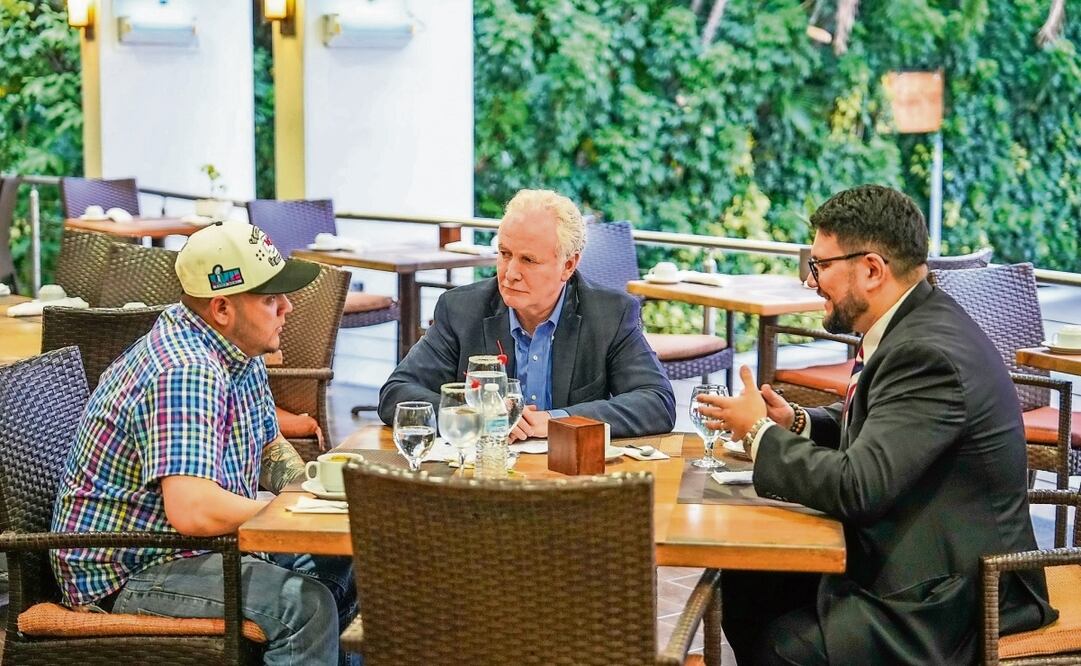 Kilmar Ábrego García (izq.), el migrante salvadoreño que fue expulsado de Estados Unidos, con el senador demócrata Chris Van Hollen (centro). Foto: Tomada de X