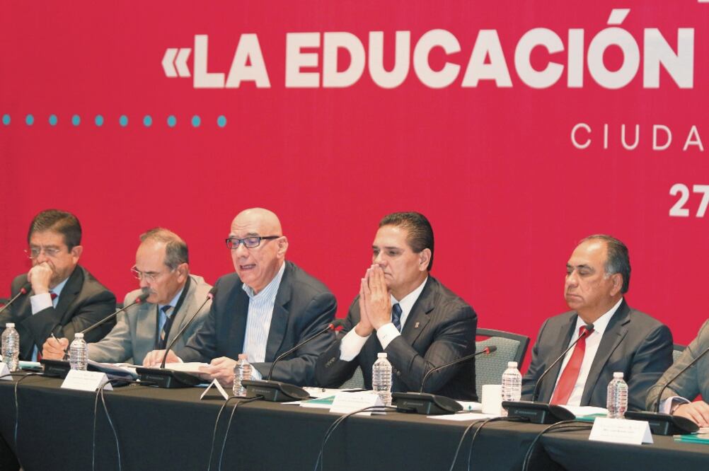 Los senadores Gustavo Madero y Dante Delgado, y los gobernadores Silvano Aureoles y Héctor Astudillo durante el foro La Educación Pública en México. (CARLOS MEJÍA. EL UNIVERSAL)