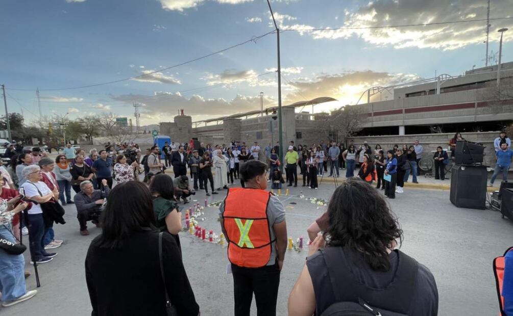 Con cantos, velas y flores blancas, realizan vigilia en Ciudad Juárez, Chihuahua para recordar a víctimas de incendio en estación migratoria (27/03/2025). Foto: Paola Gamboa / EL UNIVERSAL