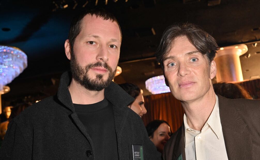 El cineasta ucraniano Mstyslav Chernov (izq.) junto al actor irlandés Cillian Murphy. La interpretación de Murphy como J. Robert Oppenheimer lo ha posicionado como uno de los favoritos para ganar el premio.Foto: Robyn BECK / AFP