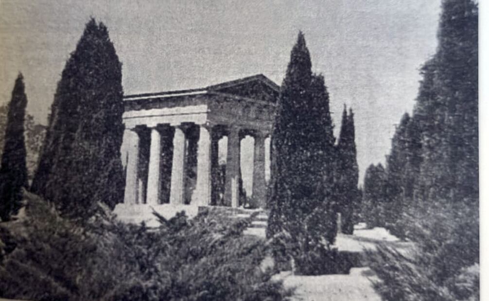 Imagen tomada del periódico El Heraldo de Chihuahua, donde se observa el ex mausoleo de los Hombres Ilustres de Chihuahua, ubicado en la Ciudad Deportiva, mismo que estaba custodiado por jardines.