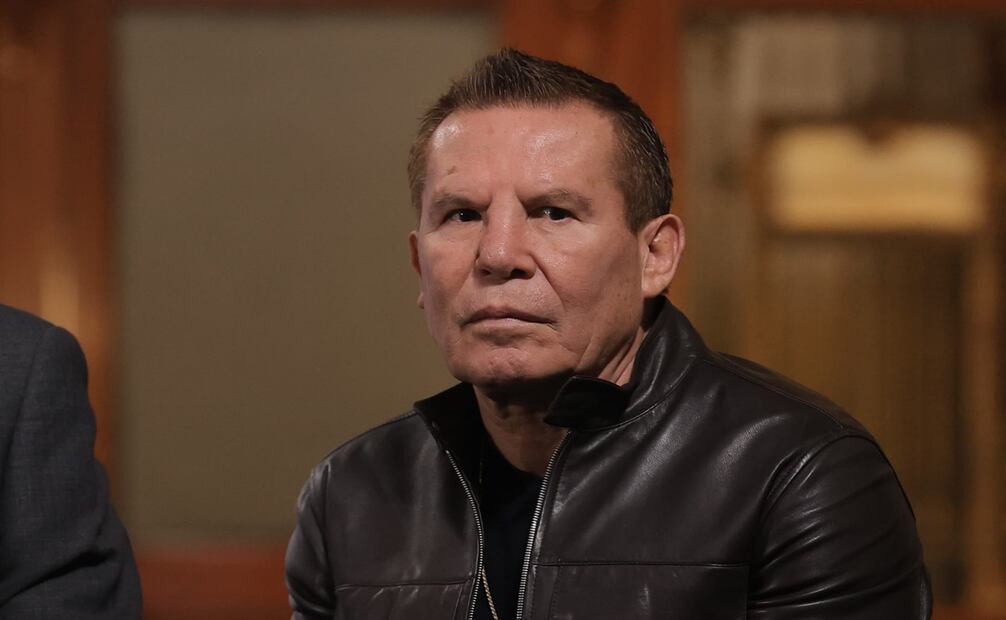 Julio César Chávez acude a la mañanera del 28 de marzo de 2025 para convovar a la mega clase de box el próximo 6 de abril. Foto: Gabriel Pano / EL UNIVERSAL