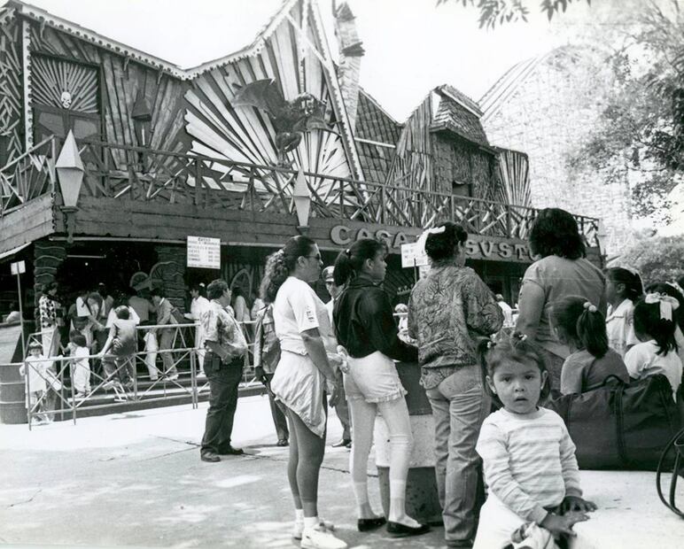 Uno de los grandes cambios en 1993 fue la casa de los sustos. Fabián, un entrevistado, cuenta que antes sólo era un recorrido en un carrito con rieles, con juegos de luces, sonidos, después comenzó a hacerse a pie y había personas disfrazadas: “de repente un Jason de la película Viernes 13 correteándote con la simulación de una sierra eléctrica, era muy fuerte el asunto”.  Archivo/EL UNIVERSAL.