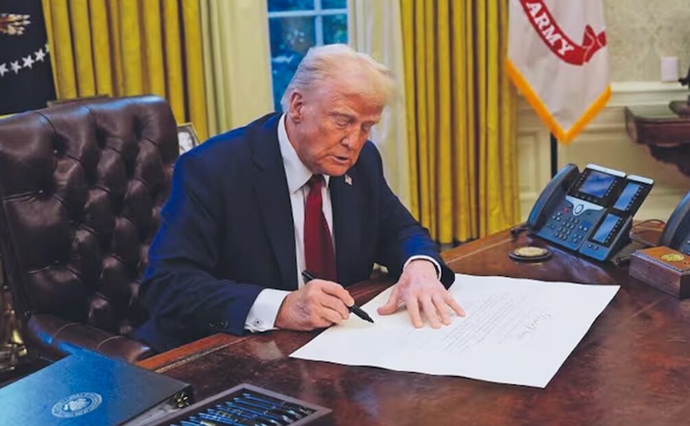 Trump firma orden ejecutiva. Foto: Archivo/El Universal