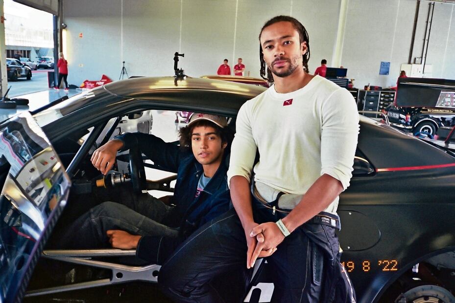 Archie Madekwe (izquierda) interpreta al piloto de GT Jann Mardenborough (derecha) en el filme. Foto: Sony 