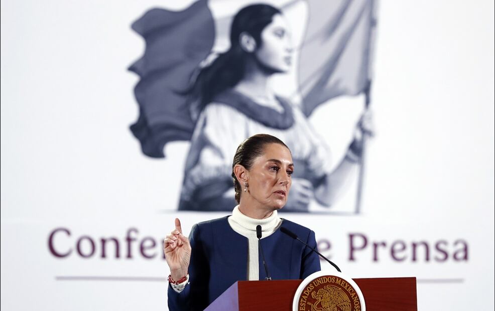 La Mandataria federal confirmó que se realizaron ajustes en la propuesta original de desaparición de siete organismos autónomos; detalló que la Comisión Reguladora de Energía (CRE) se integrará a la Secretaría de Energía y confirmó que sí desaparece el INAI y sus funciones la realizará la Secretaría Anticorrupción y de Buen Gobierno. Foto: EFE