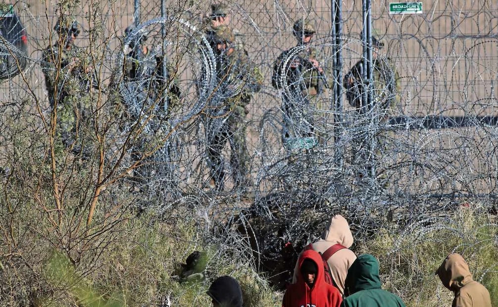 Migrantes siguen llegando al punto 36 del muro fronterizo entre Ciudad Juárez y El Paso, Texas, con la intención de cruzar a EU. Foto: Luis Torres / EFE