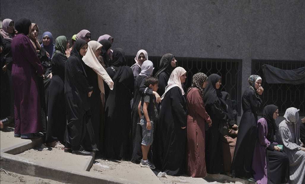 Varias mujeres y niños palestinos hacen fila para recibir bolsas de harina distribuidas por el Programa Mundial de Alimentos (PMA) en la ciudad de Gaza, al norte de la Franja de Gaza, el sábado 12 de julio de 2025. Foto: AP