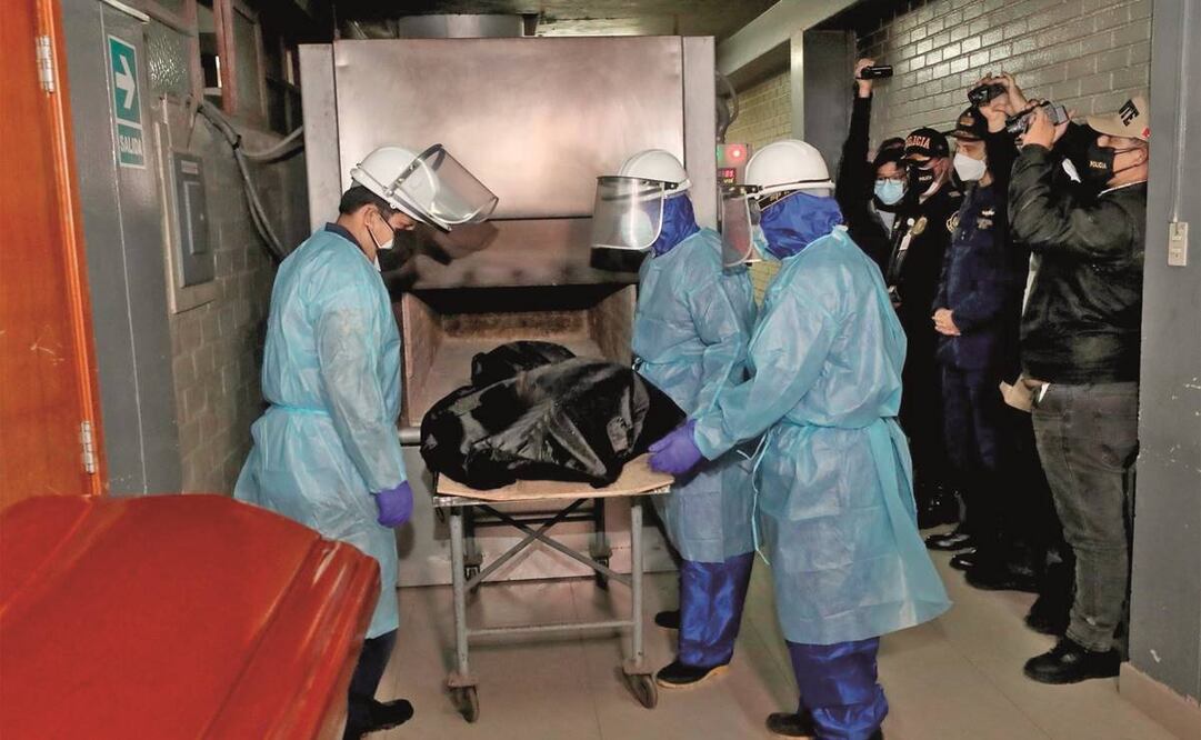 Los restos de Abimael Guzmán fueron colocados en una bolsa negra. Foto: EFE.