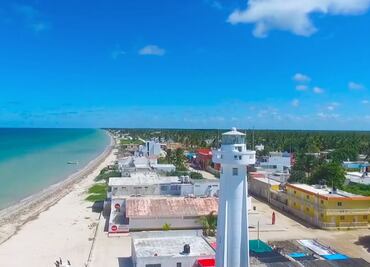 Por marea roja, se desploma turismo en la costa de Yucatán