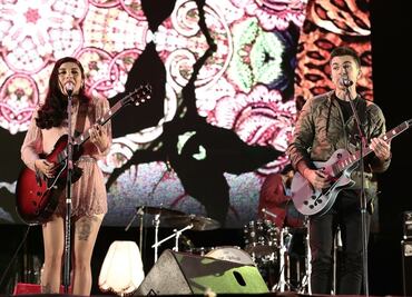 Juanes acompaña a Mon Laferte en el Vive Latino