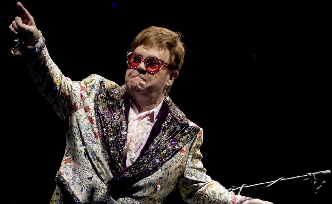 El cantante tiene síntomas leves.