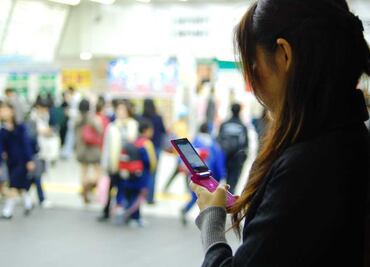 Desigualdad de género online cuesta a gobiernos un billón de dólares