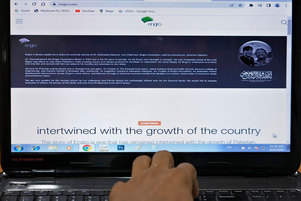 El sitio web de Engro Corporation Limited muestra la imagen de su vicepresidente, Shahzada Dawood, y su hijo Suleman, con un masaje de condolencias, en una computadora, en Islamabad, Paquistán, el viernes 23 de junio de 2023. Foto: AP