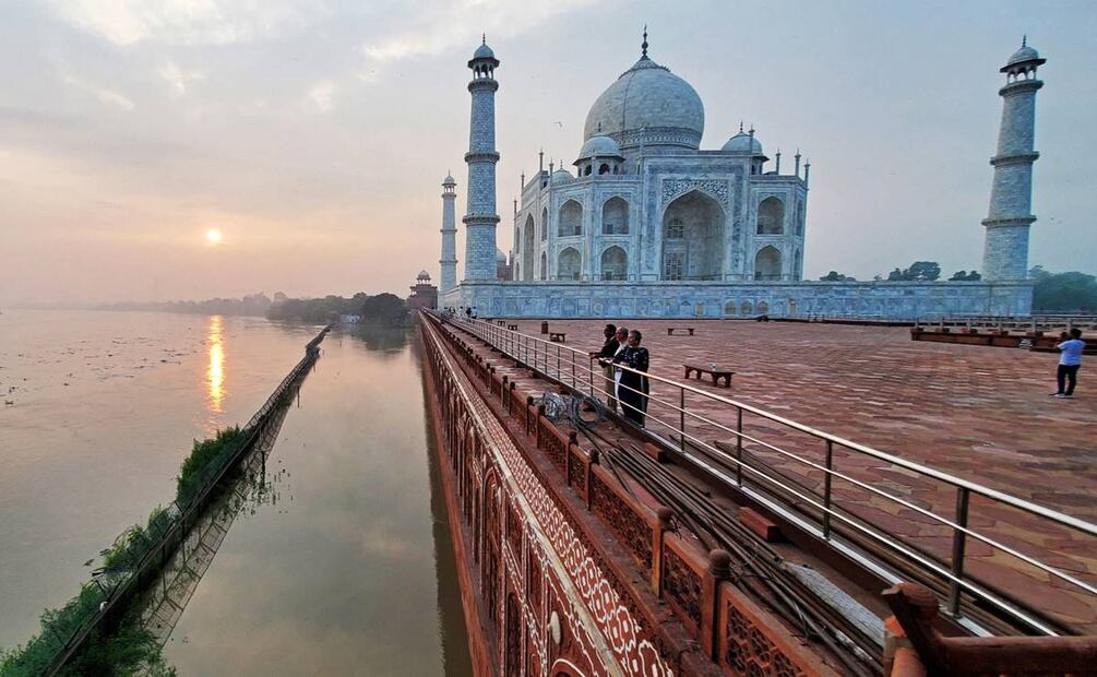 Se observan las orillas inundadas del río Yamuna a lo largo del Taj Mahal en Agra., India. Foto: AFP