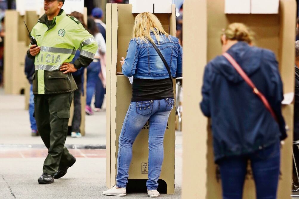 Contratiempo. Los colombianos votaron ayer, aunque en algunos centros se acabaron las papeletas. Foto: FERNANDO VERGARA. AP