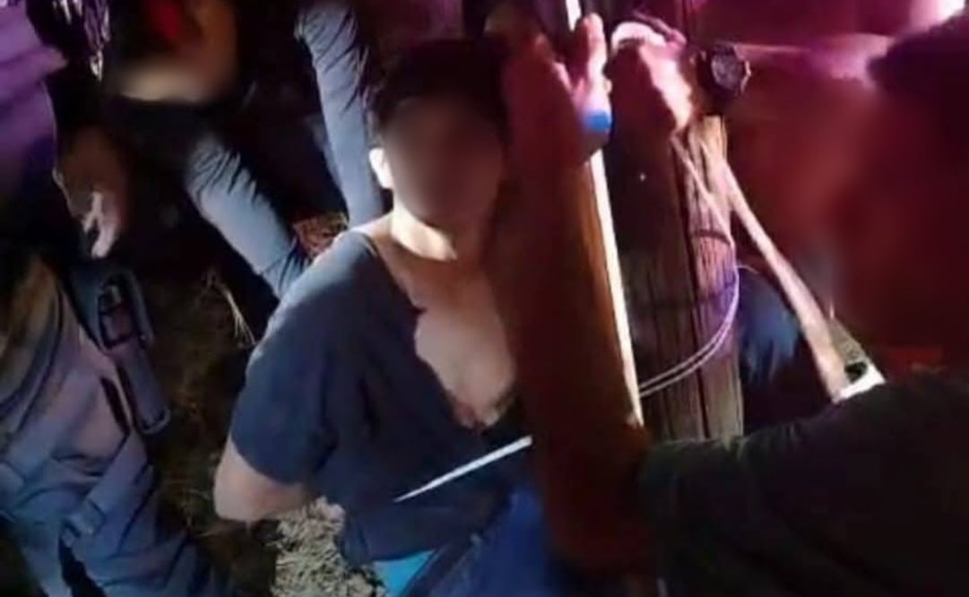 Elementos policiacos rescataron a un hombre del linchamiento por parte de vecinos de Kanasín. Foto: Especial