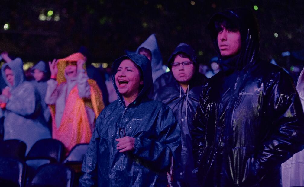 Los impermeables se convirtieron en el outfit de la noche entre familias y grupos de fans en el estadio. Fotos: Hugo Salvador y Jesús Díaz / EL UNIVERSAL