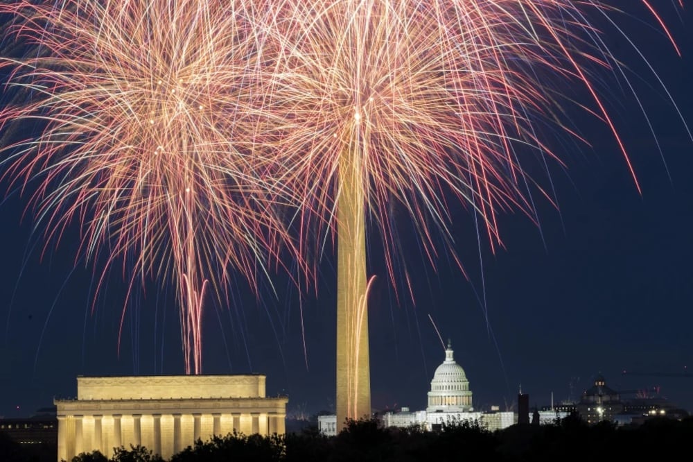 Fuegos artificiales estallan sobre el National Mall y, de izquierda a derecha, el Monumento a Lincoln, el Monumento a Washington y el Capitolio de los Estados Unidos, durante las celebraciones del Día de la Independencia en Washington el 4 de julio de 2023. Foto: AP