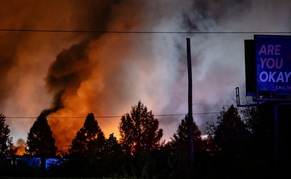 Columnas de humo se elevan desde la zona del accidente aéreo en el Aeropuerto Internacional Muhammad Ali de Louisville el martes 4 de noviembre de 2025, en Louisville, Kentucky. Foto: AP