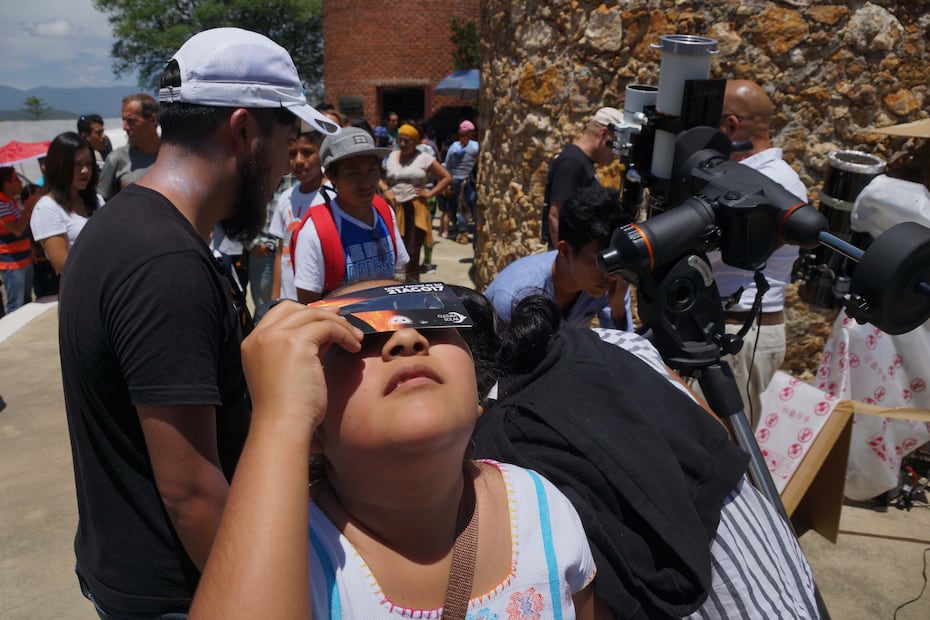 En Oaxaca, en el cerro del Fortín, en el Observatorio Astronómico Municipal, 2 mil personas siguieron el fenómeno. (EDWIN HERNÁNDEZ. EL UNIVERSAL)