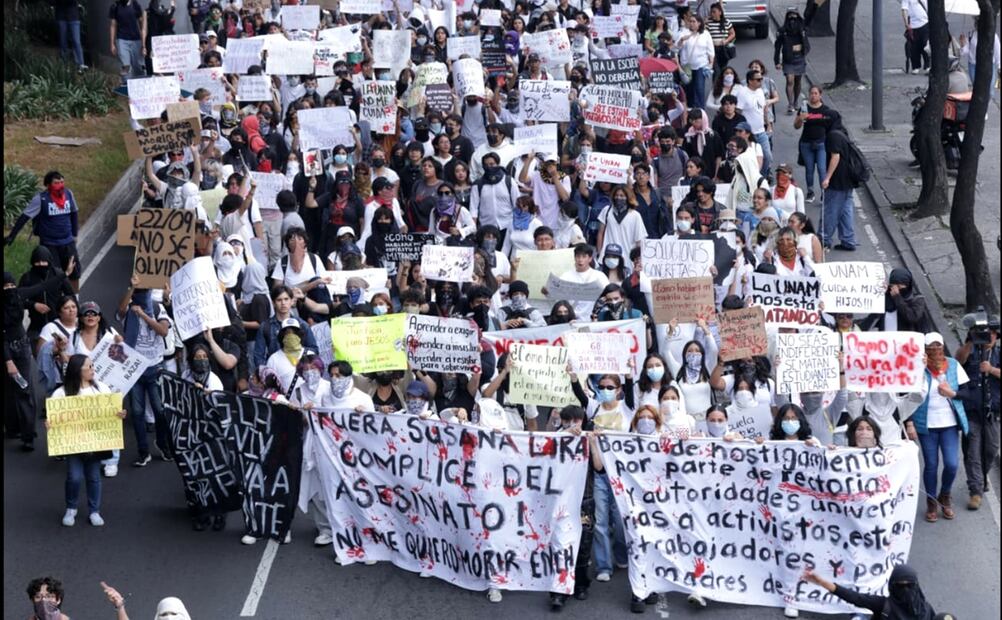 Estudiantes y padres de familia del Colegio de Ciencias y Humanidades Sur marcharon en silencio hacia Rectoría de la UNAM, para exigir medidas de seguridad en el plantel, el miércoles 24 de septiembre de 2025. Foto: Fernanda Rojas/EL UNIVERSAL