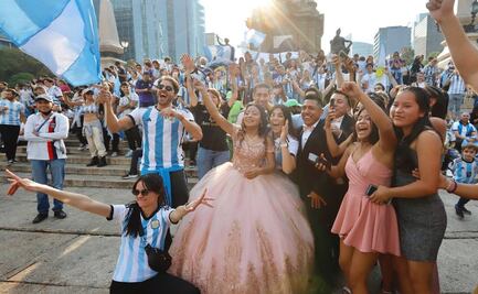Argentinos festejan en el Ángel con todo y quinceañera