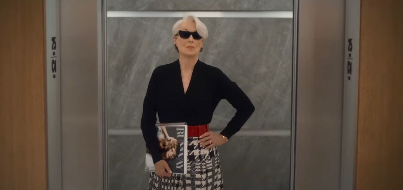 Meryl Streep regresa como Miranda Priestly en falda de pata de gallo. Foto: YouTube: 20th Century Studios